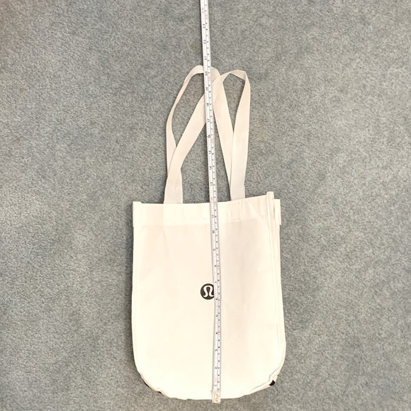 LULULEMON SMALL BLACK AND WHITE REUSABLE TOTE BAG PRE OWNED 9X12 - Picture 8 of 10